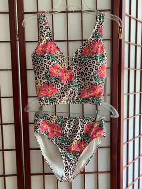 NWT Tahari Leopard Hibiscus Pink Print 2-piece Bikini/Tankini Top in Size M